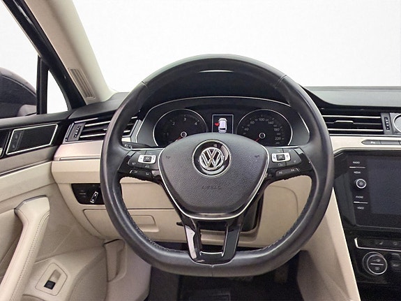 Volkswagen Passat 13 of 30