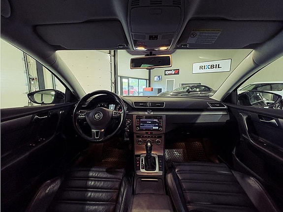 Volkswagen Passat 10 of 23