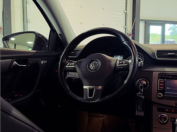 Volkswagen Passat 9 of 23