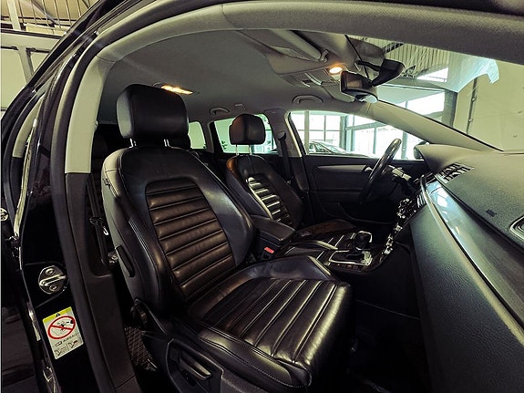 Volkswagen Passat 14 of 23