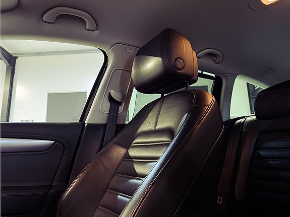 Volkswagen Passat 18 of 23