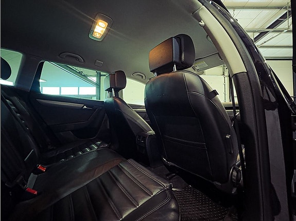 Volkswagen Passat 13 of 23