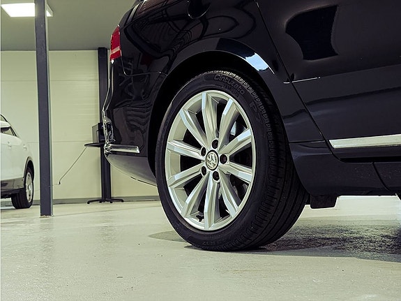 Volkswagen Passat 7 of 23