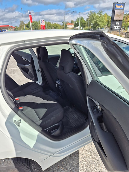 Volvo V40 10 of 14