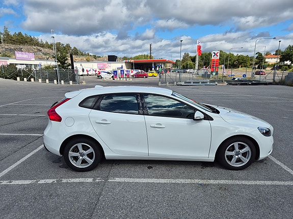 Volvo V40 2 of 14