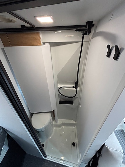 Adria TWIN Select 640 SGX - NYHET - Höj/Sänkbar säng - Dieselpanna - Stor kyl - 13 of 18
