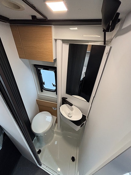 Adria TWIN Select 640 SGX - NYHET - Höj/Sänkbar säng - Dieselpanna - Stor kyl - 12 of 18