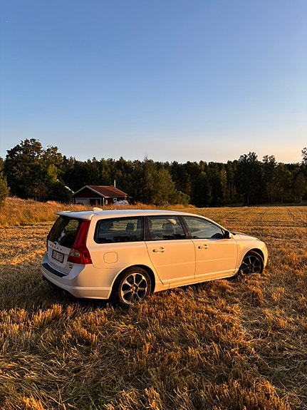 Volvo V70 2 of 12