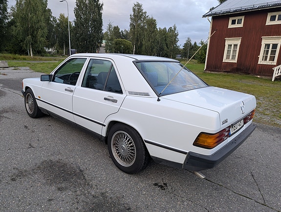 Mercedes-Benz 190 2 of 8