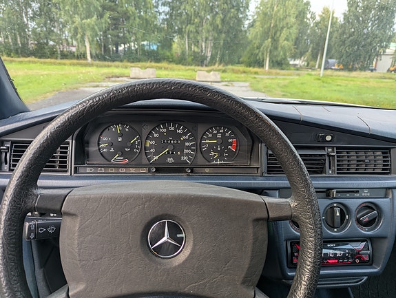 Mercedes-Benz 190 6 of 8