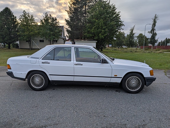 Mercedes-Benz 190 3 of 8