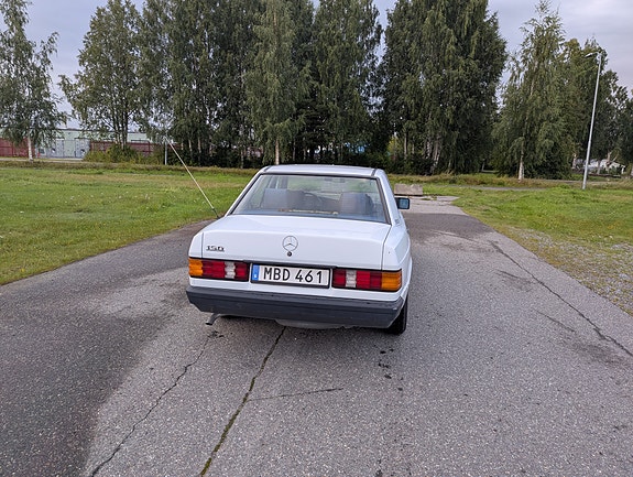 Mercedes-Benz 190 5 of 8