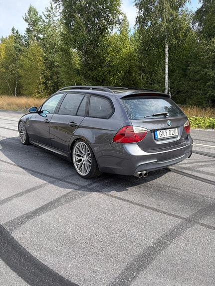 BMW 325d 2 of 7
