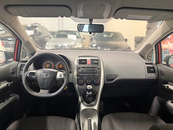 Toyota Auris 9 of 17