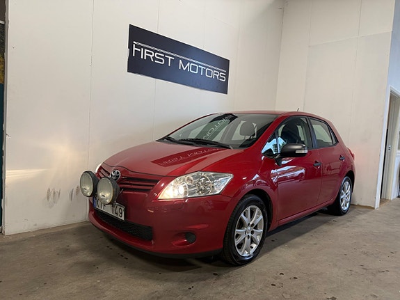 Toyota Auris 2 of 17