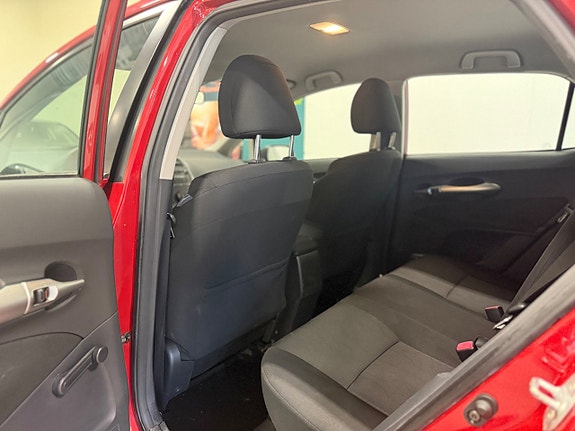 Toyota Auris 8 of 17