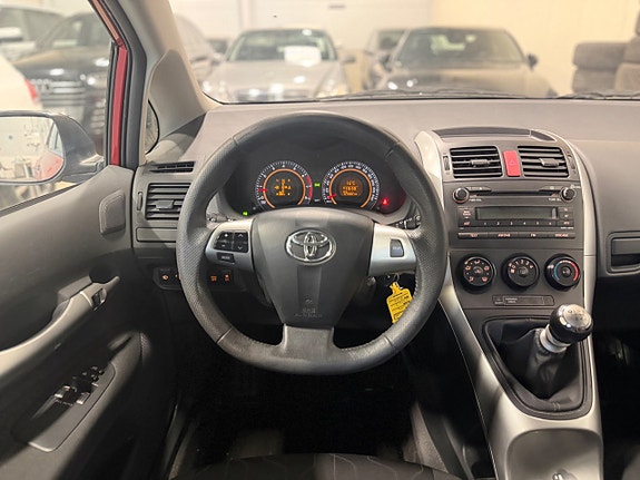 Toyota Auris 10 of 17