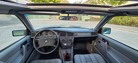 Mercedes-Benz 190 E 20 of 27