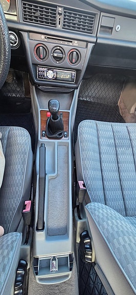 Mercedes-Benz 190 E 19 of 27