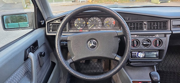 Mercedes-Benz 190 E 16 of 27