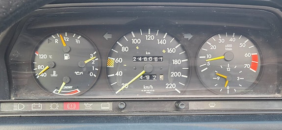 Mercedes-Benz 190 E 17 of 27