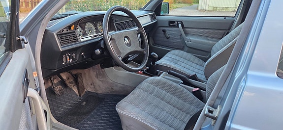 Mercedes-Benz 190 E 24 of 27