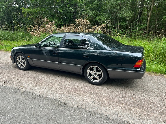 Lexus LS400 2 of 6