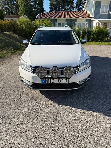 Volkswagen Passat Alltrack 2 of 7