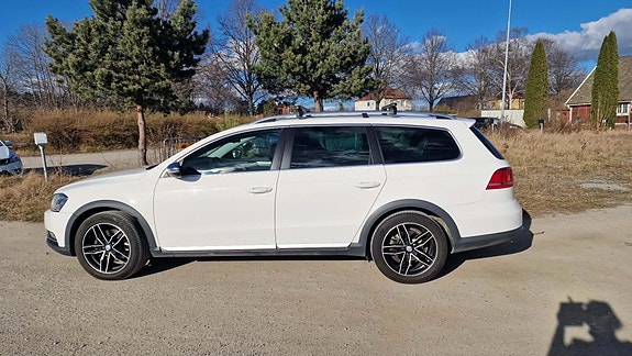 Volkswagen Passat Alltrack 2 of 7