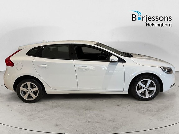 Volvo V40 2 of 22