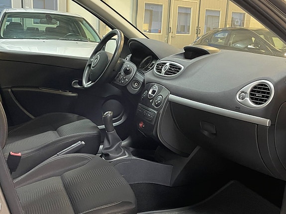 Renault Clio 12 of 19