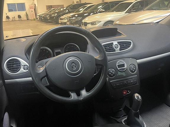 Renault Clio 11 of 19
