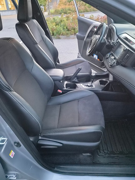Toyota RAV4 16 of 25
