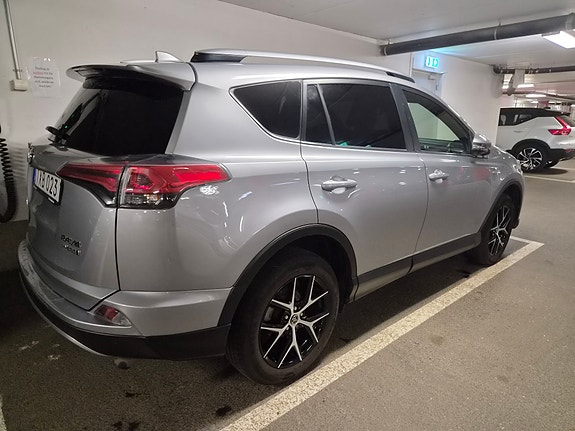 Toyota RAV4 2 of 25