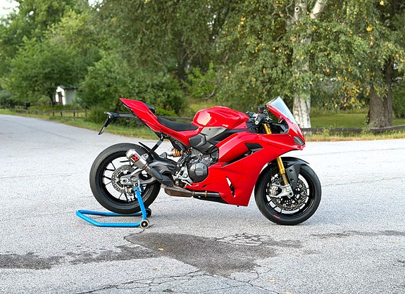 Ducati Panigale v2s 3 of 6