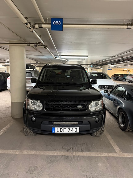 Land Rover Discovery 4 2 of 9