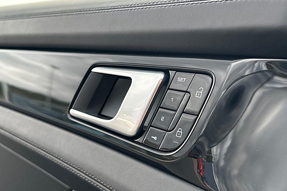 Porsche Panamera Turbo S 28 of 30