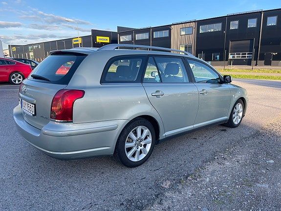Toyota Avensis 2 of 7