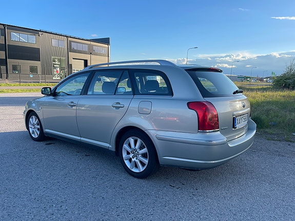 Toyota Avensis 3 of 7