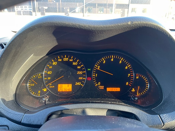 Toyota Avensis 7 of 7