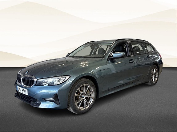 BMW 330e 18 of 19