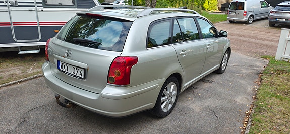 Toyota Avensis 2 of 7