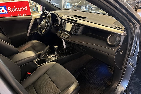 Toyota RAV4 7 of 14