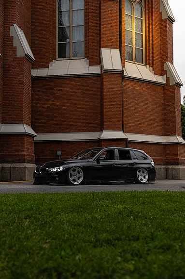 BMW 320d 2 of 8