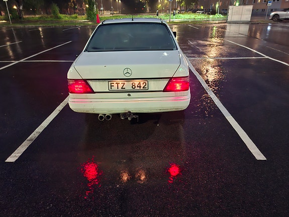 Mercedes-Benz 230 CE 4 of 6