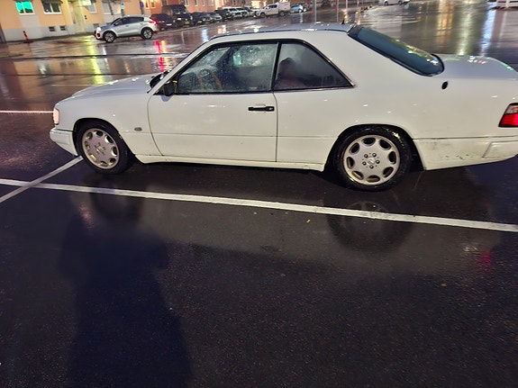 Mercedes-Benz 230 CE 3 of 6
