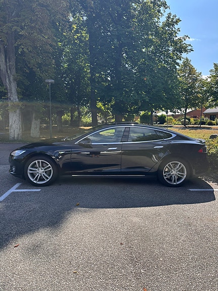 Tesla Model S 2 of 5