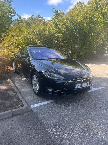 Tesla Model S 3 of 5