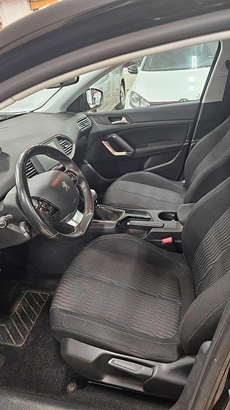Peugeot 308 7 of 16