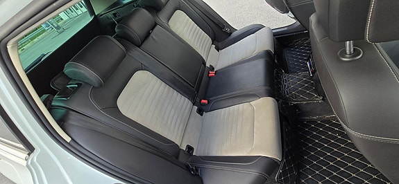 Volkswagen Passat 17 of 19
